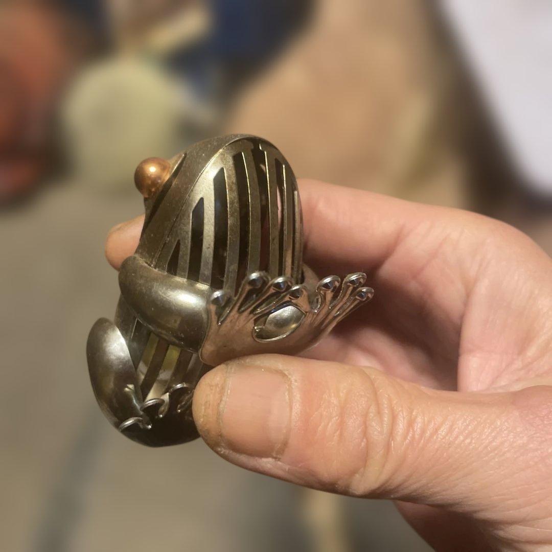 金属製カエルフィギュア