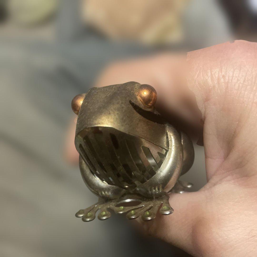 金属製カエルフィギュア