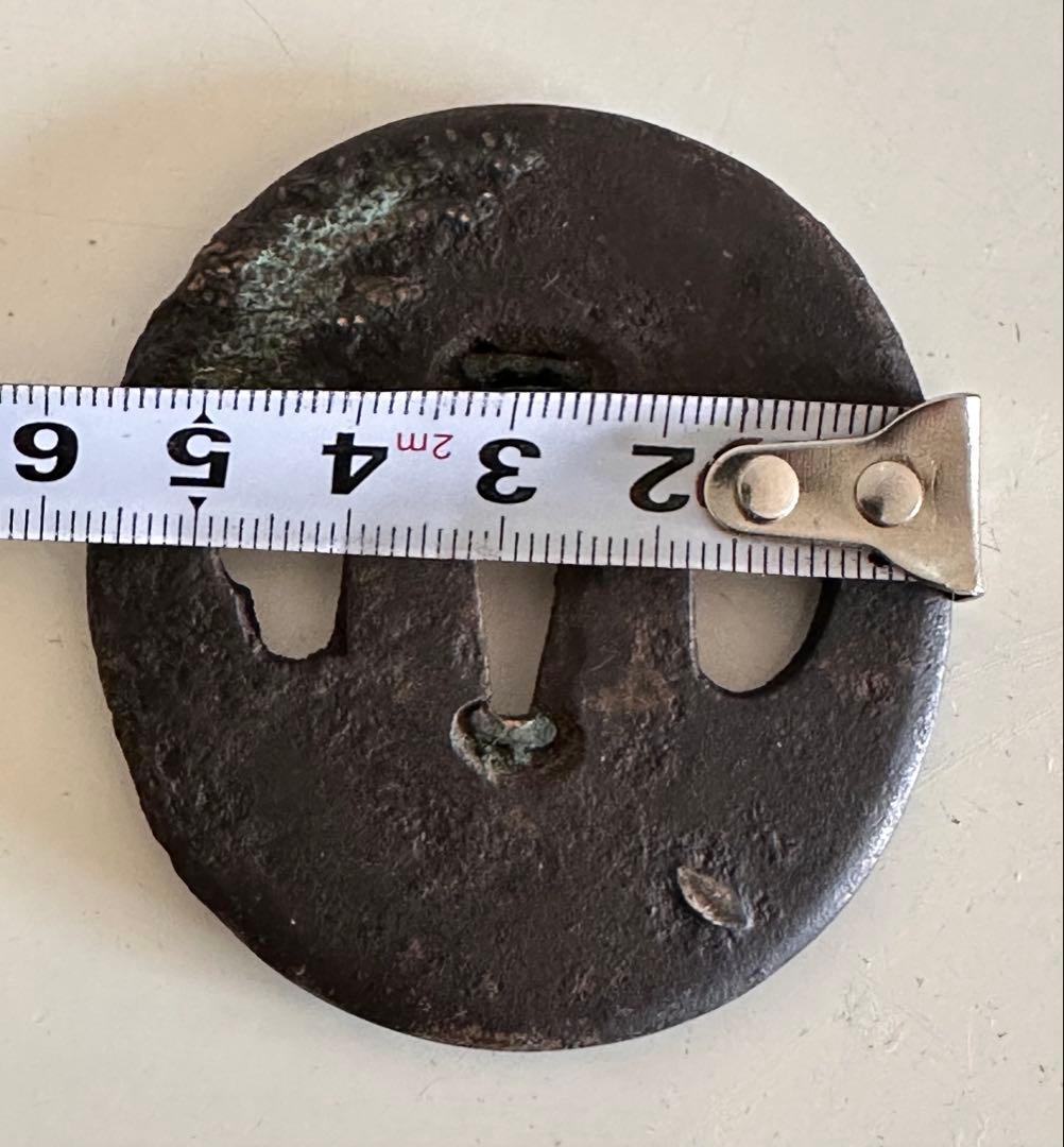 鉄地　丸形　象嵌山水図鐔　直径約6.3cm 重さ83g 2577