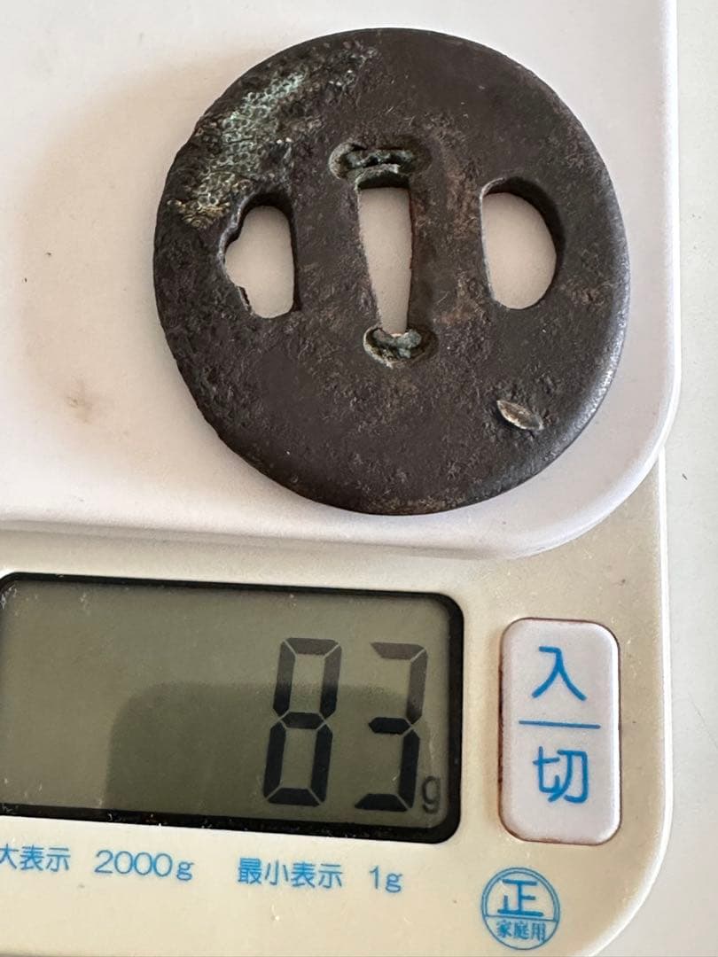鉄地　丸形　象嵌山水図鐔　直径約6.3cm 重さ83g 2577
