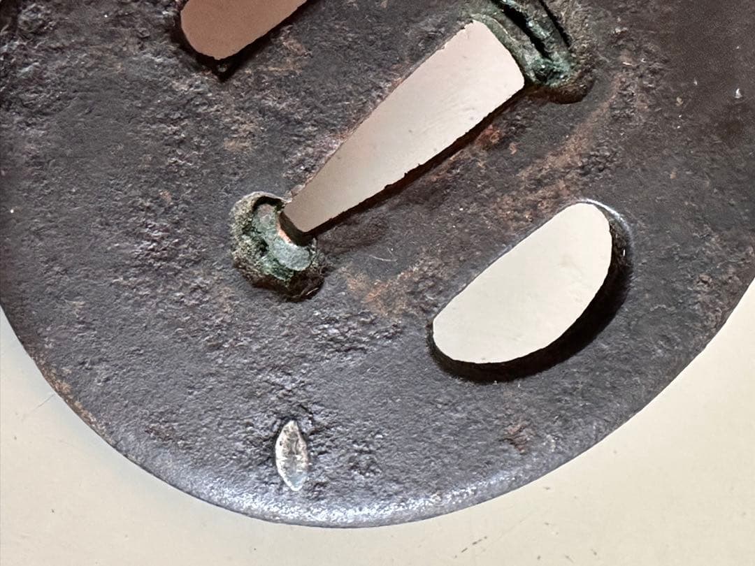 鉄地　丸形　象嵌山水図鐔　直径約6.3cm 重さ83g 2577