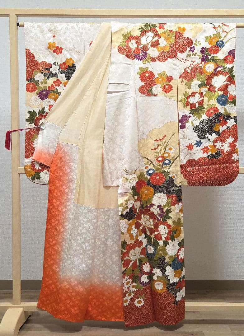 C◆着物くつろぎ 豪華 季節の花々 金彩 金駒刺繍 袷 正絹 成人式 振袖 着物