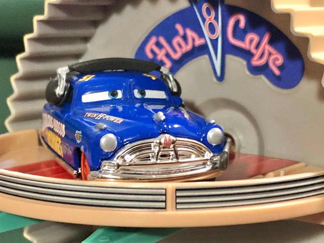 ★絶版！￼カーズ￼ V8カフェ&マック￼トレーラー& ミニカー17台￼セット￼