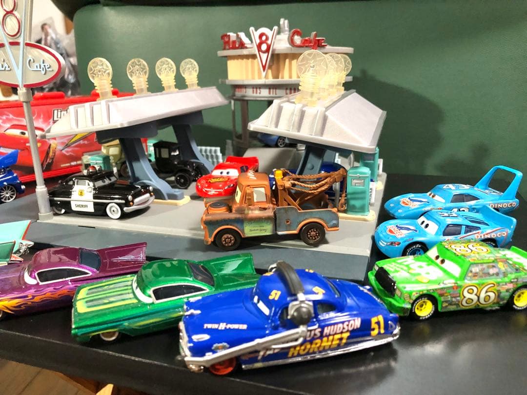 ★絶版！￼カーズ￼ V8カフェ&マック￼トレーラー& ミニカー17台￼セット￼