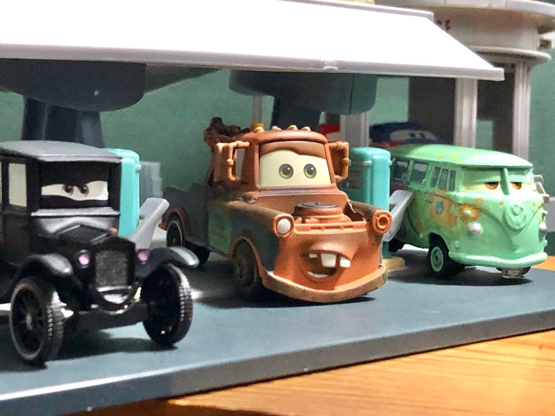 ★絶版！￼カーズ￼ V8カフェ&マック￼トレーラー& ミニカー17台￼セット￼