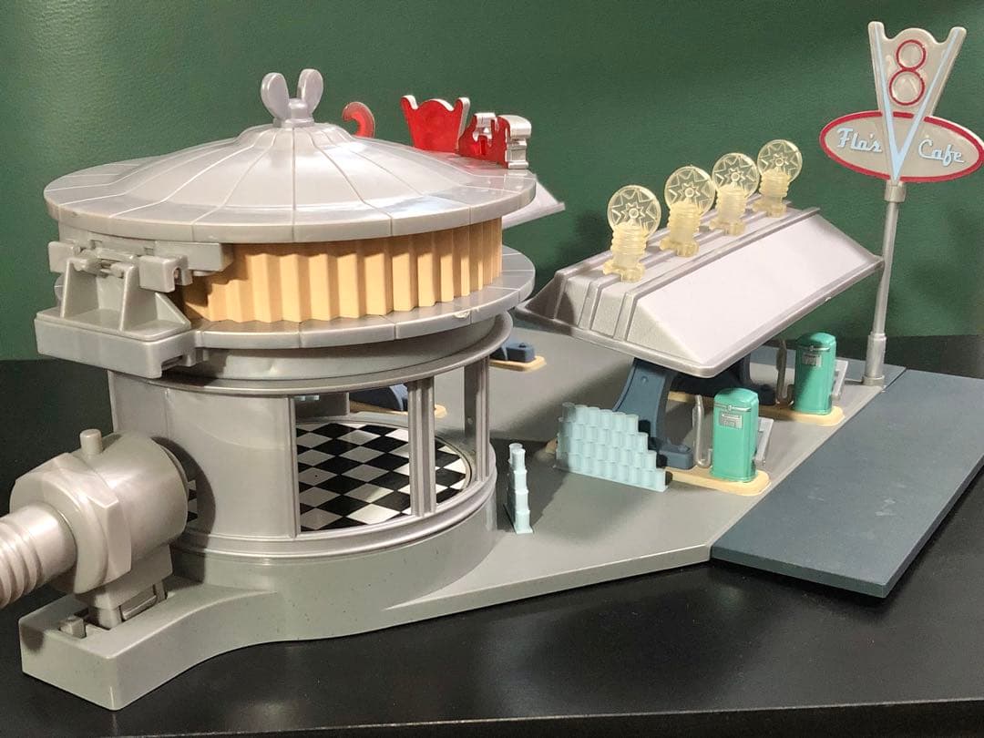 ★絶版！￼カーズ￼ V8カフェ&マック￼トレーラー& ミニカー17台￼セット￼