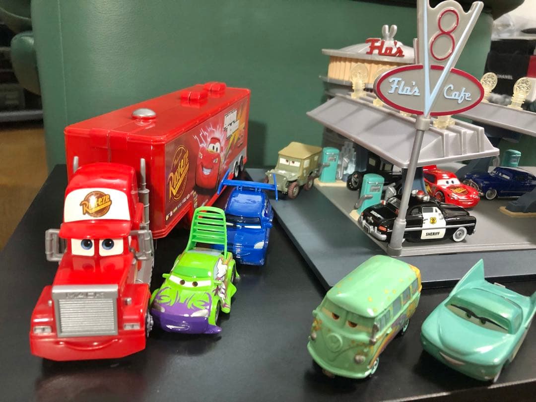 ★絶版！￼カーズ￼ V8カフェ&マック￼トレーラー& ミニカー17台￼セット￼