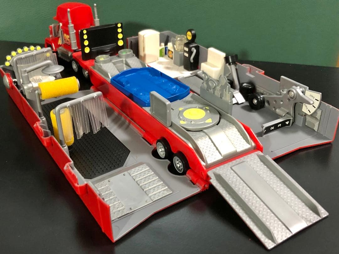 ★絶版！￼カーズ￼ V8カフェ&マック￼トレーラー& ミニカー17台￼セット￼