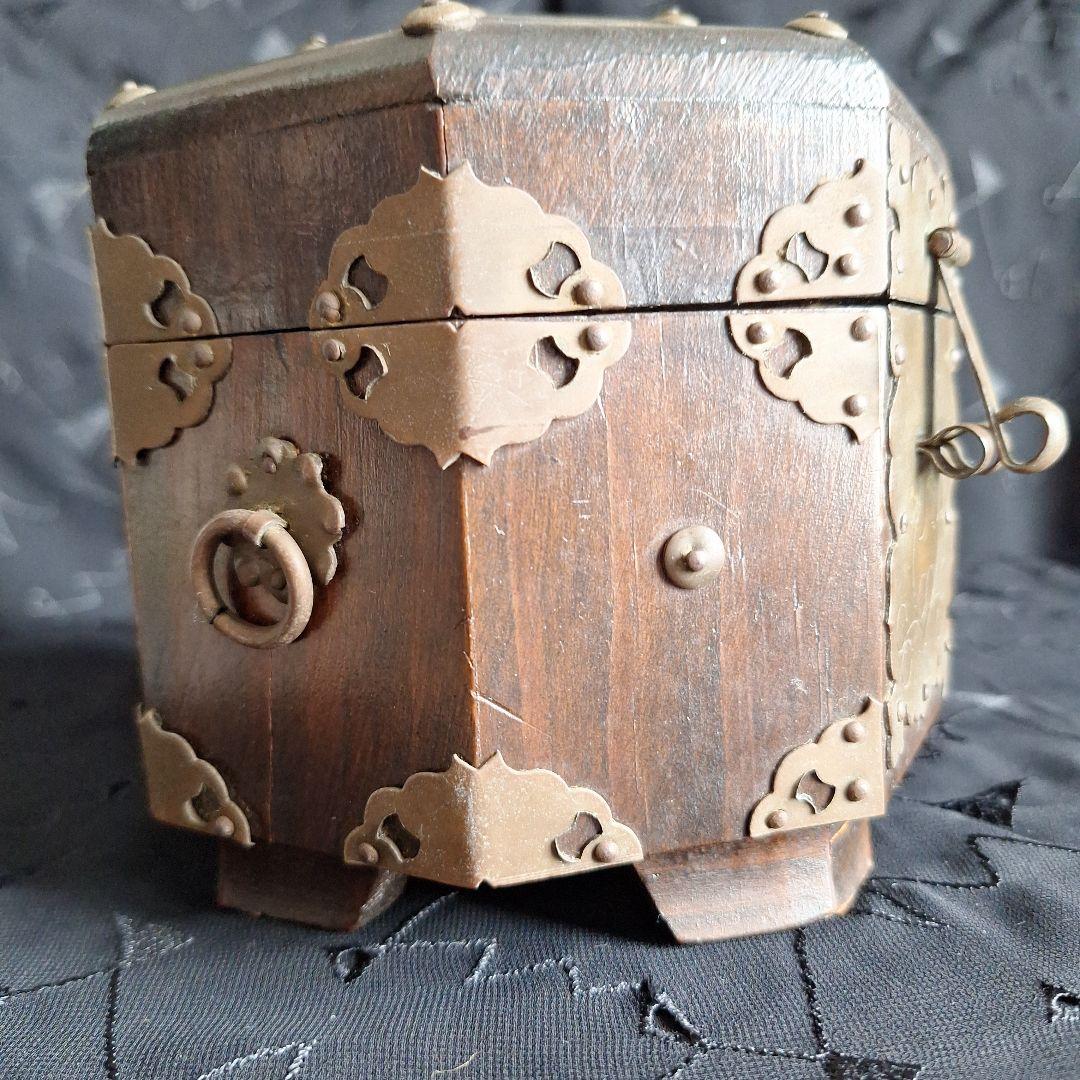 韓国　李朝家具　アンティーク　八角形ボックス 木製に金属の装飾　関貫つき