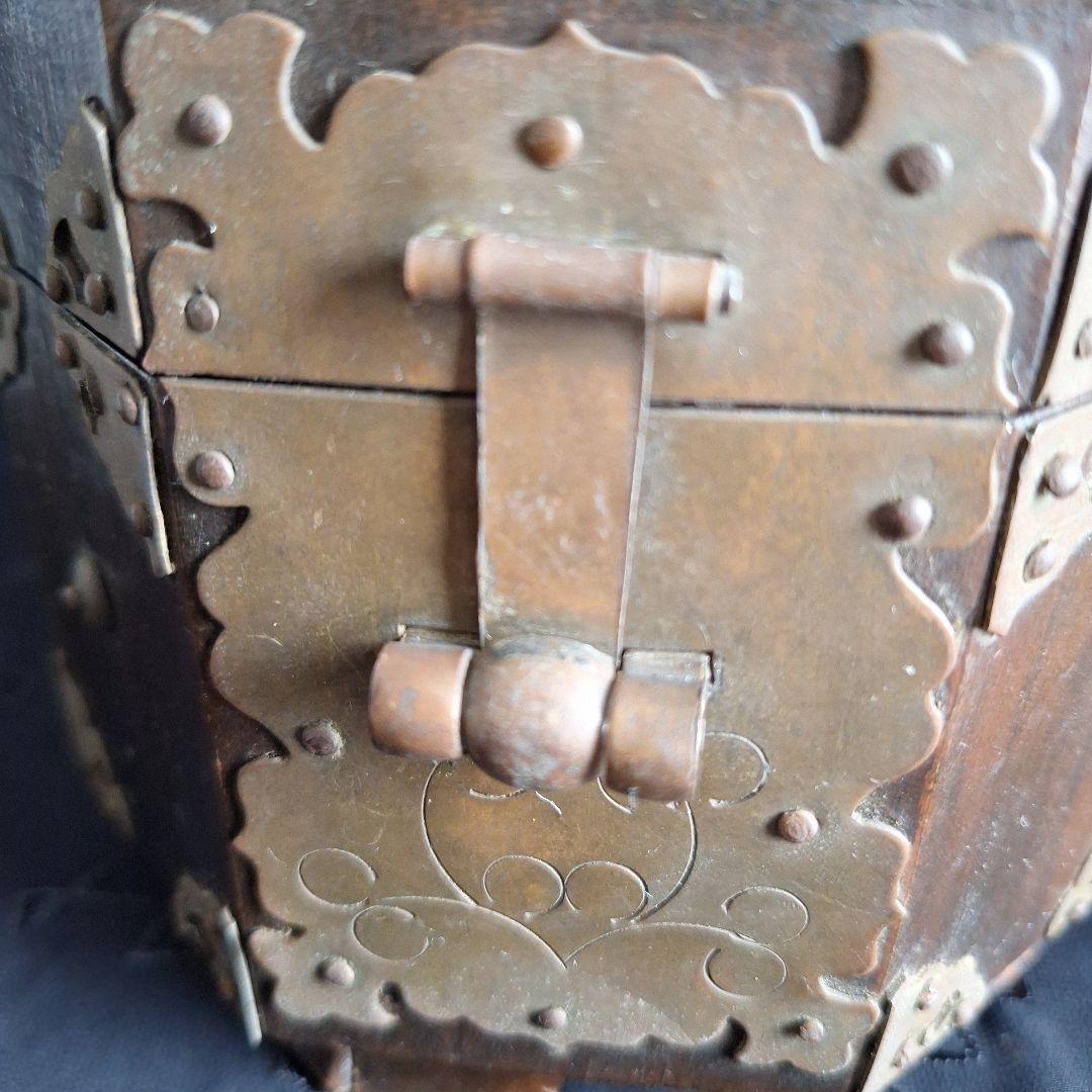 韓国　李朝家具　アンティーク　八角形ボックス 木製に金属の装飾　関貫つき