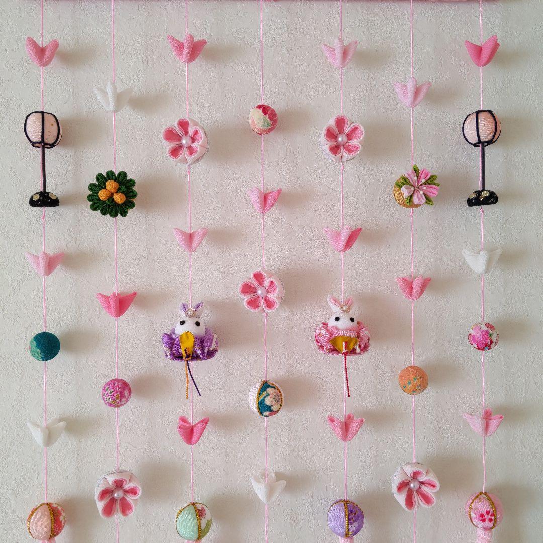 ちりめん細工 　お花とまりとうさぎ雛の壁掛け下げ飾り(7下げ) モグモグ