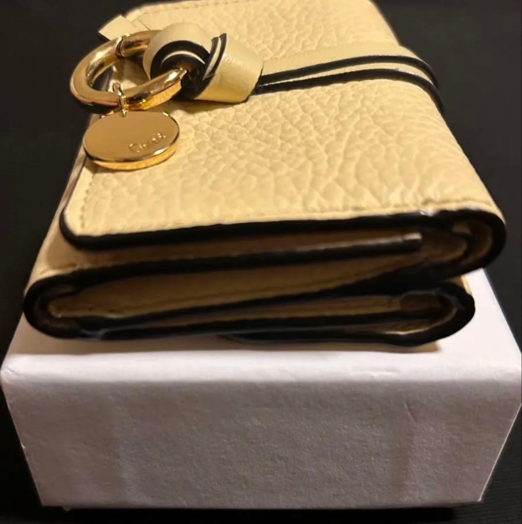 Chloeクロエ アルファベット トリフォールドウォレット ソフティイエロー