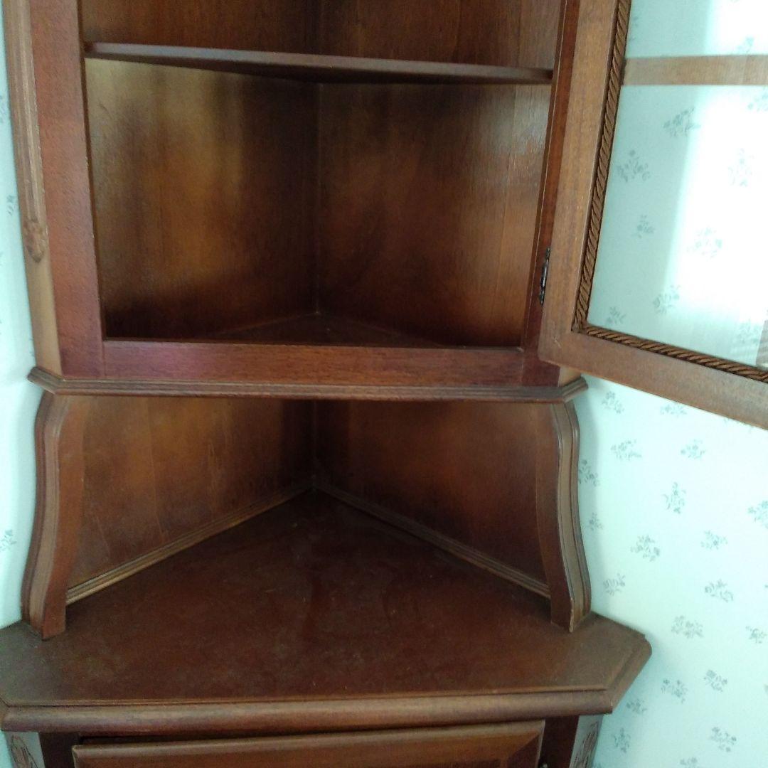 輸入家具　ヨーロッパ調のコーナーキャビネット