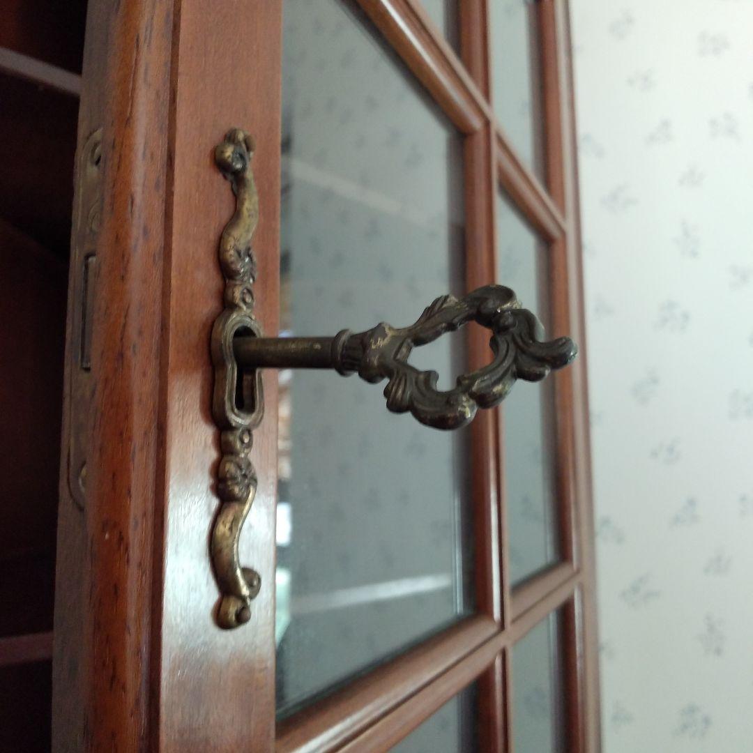 輸入家具　ヨーロッパ調のコーナーキャビネット