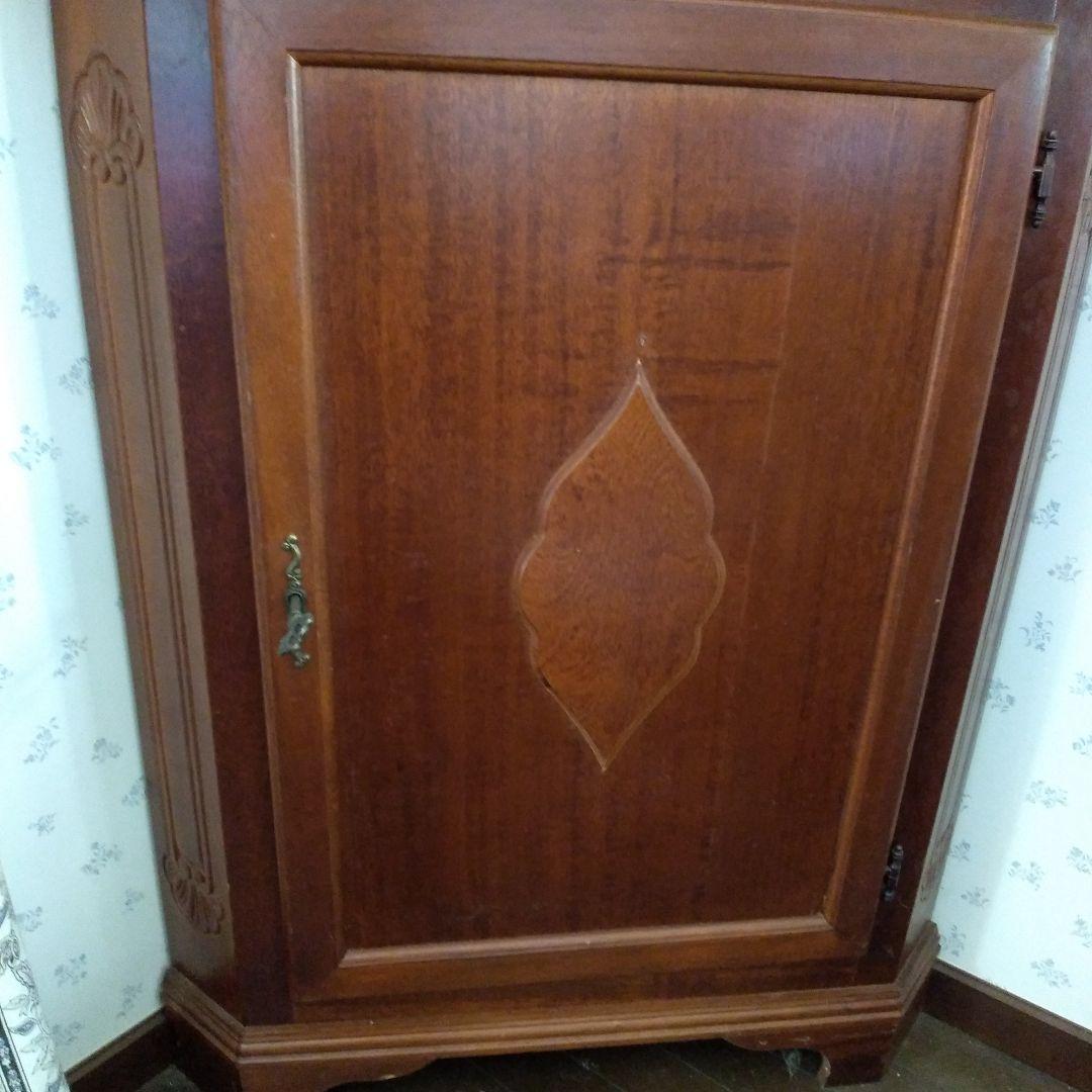 輸入家具　ヨーロッパ調のコーナーキャビネット