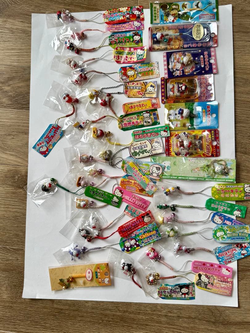 d*2様 ハローキティ 根付、ストラップ　地域限定多数　おまけつき