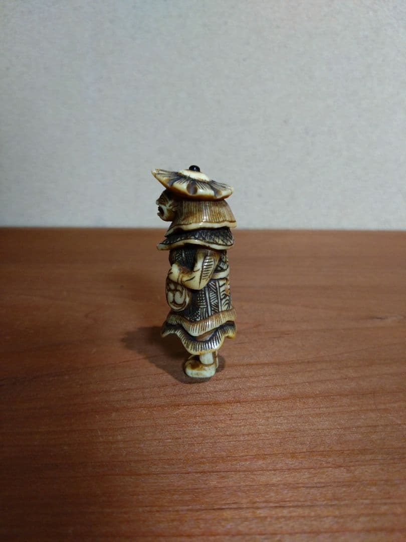 鹿角製 小太鼓を持つ韃靼人 根付 南蛮人 ダッタン人