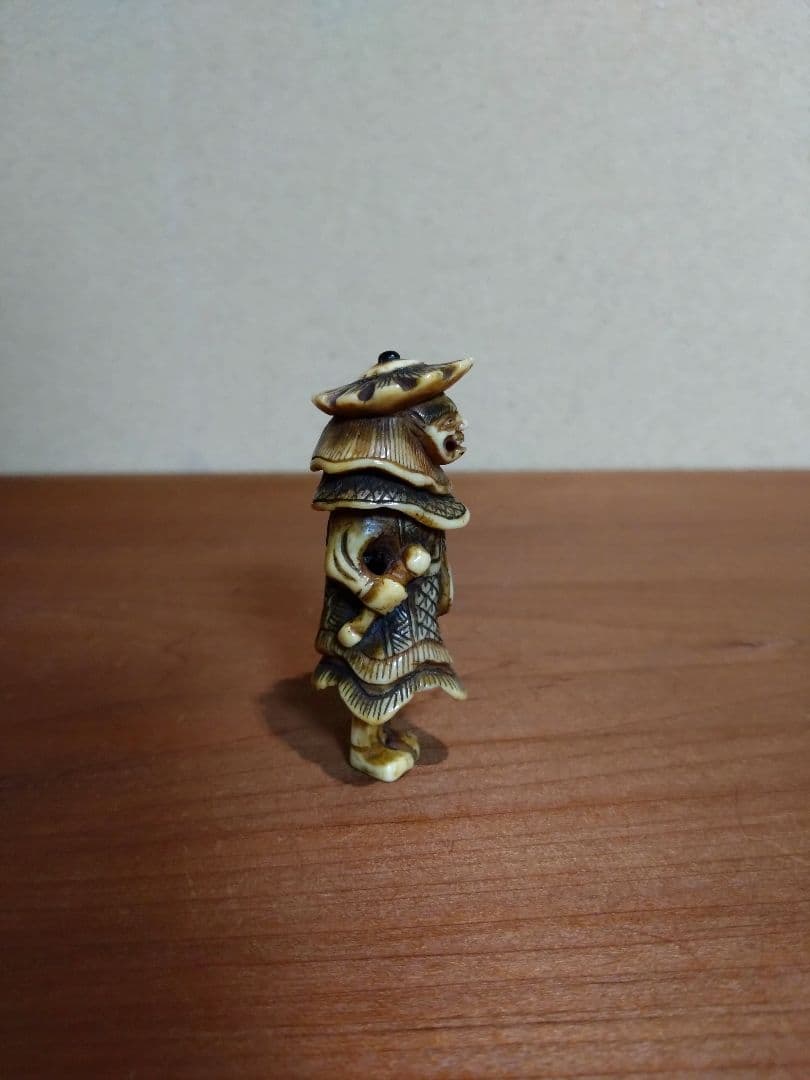 鹿角製 小太鼓を持つ韃靼人 根付 南蛮人 ダッタン人