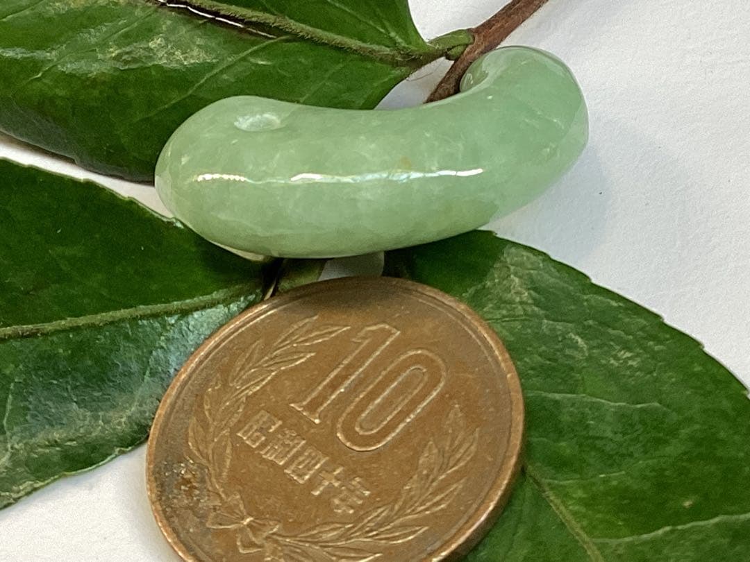 ✳1点特別安価卸し値段‼️ 緑色の糸魚川翡翠　外部鑑別書付　本物ジェダイト勾玉