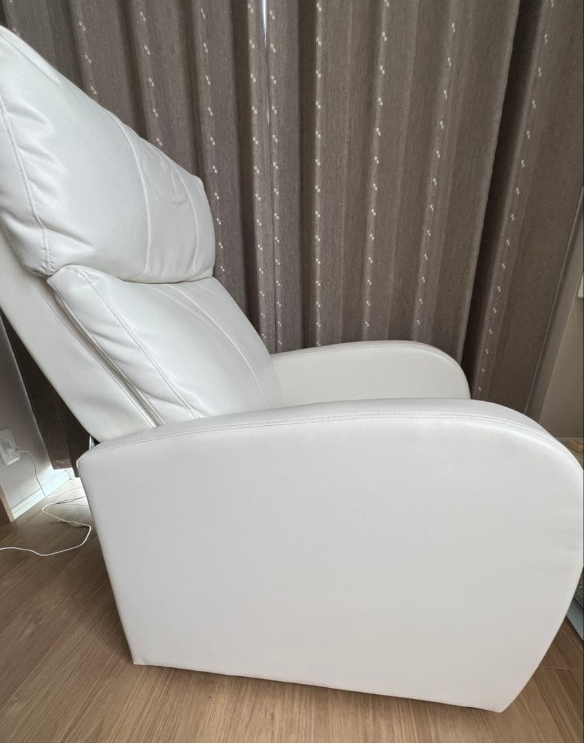 ラウンジチェアDX（レッグレスト連動タイプ）ホワイト【幅66cm】