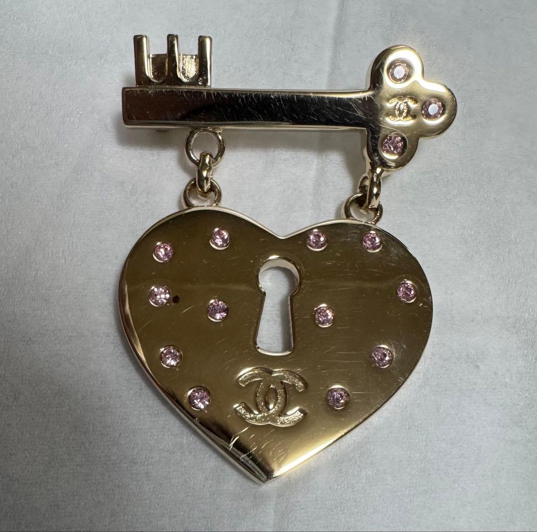 CHANELシャネル ラインストーンゴールド 金 ピンク メタル ブローチ袋付き