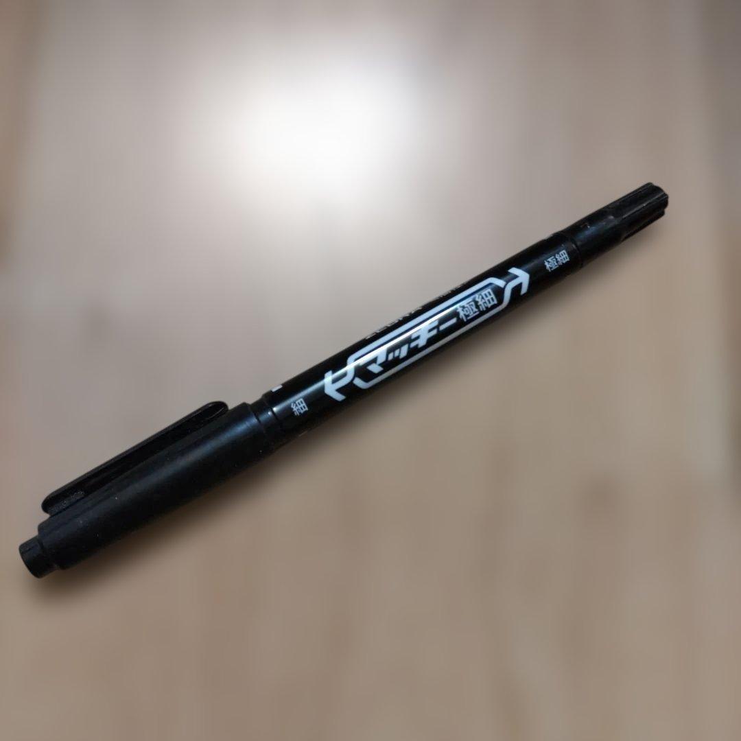 黒の細字マーカー