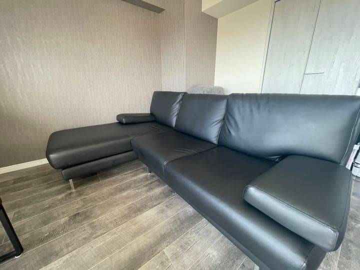 こ*じ様 シンプルでモダンなデザインのカウチソファ