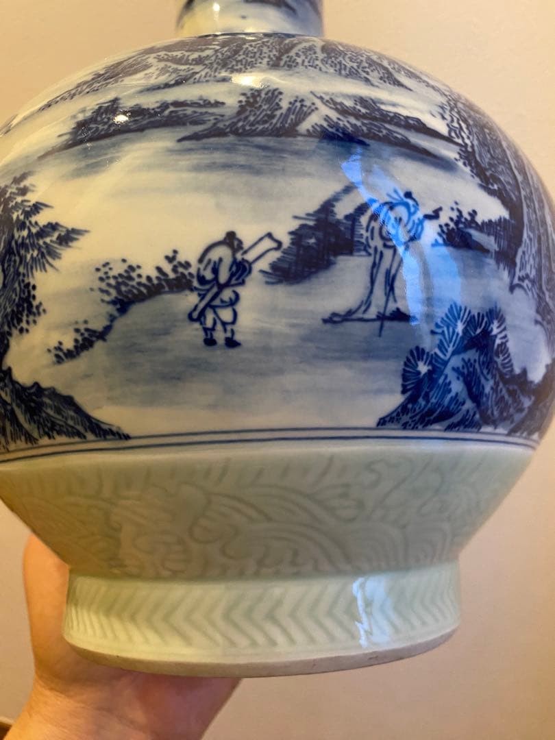 中国清代永和軒款豆青釉青花人物山水紋天球瓶、高さ31cm X径20cm口径7cm