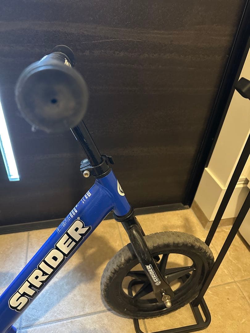 STRIDER 12インチ バランスバイク 青　室内保管　スタンド付き 箱無し