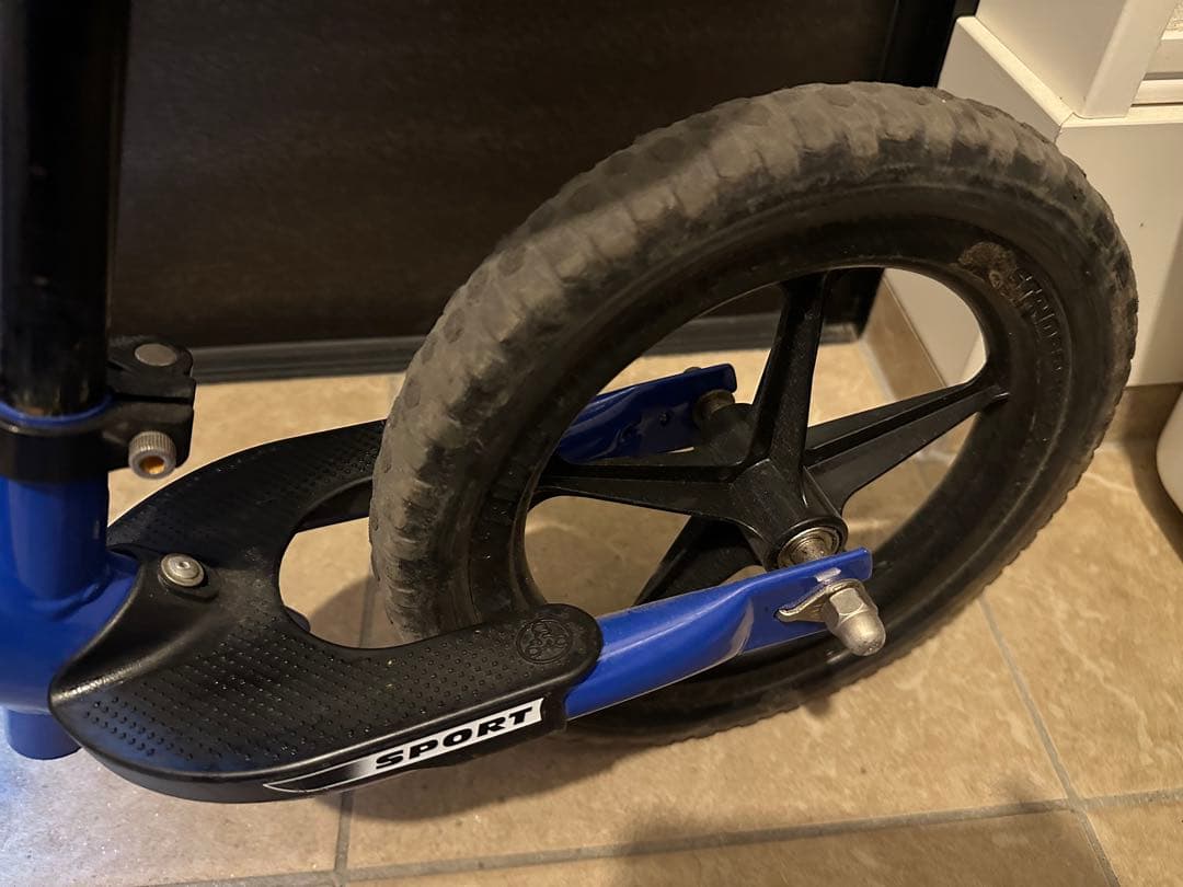 STRIDER 12インチ バランスバイク 青　室内保管　スタンド付き 箱無し