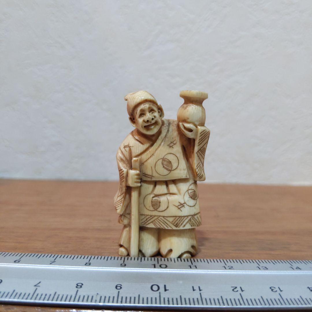 時代提げ物 人物根付 天然素材 在銘【酒器持つ翁】高さ約5.2cm 重さ約19ｇ