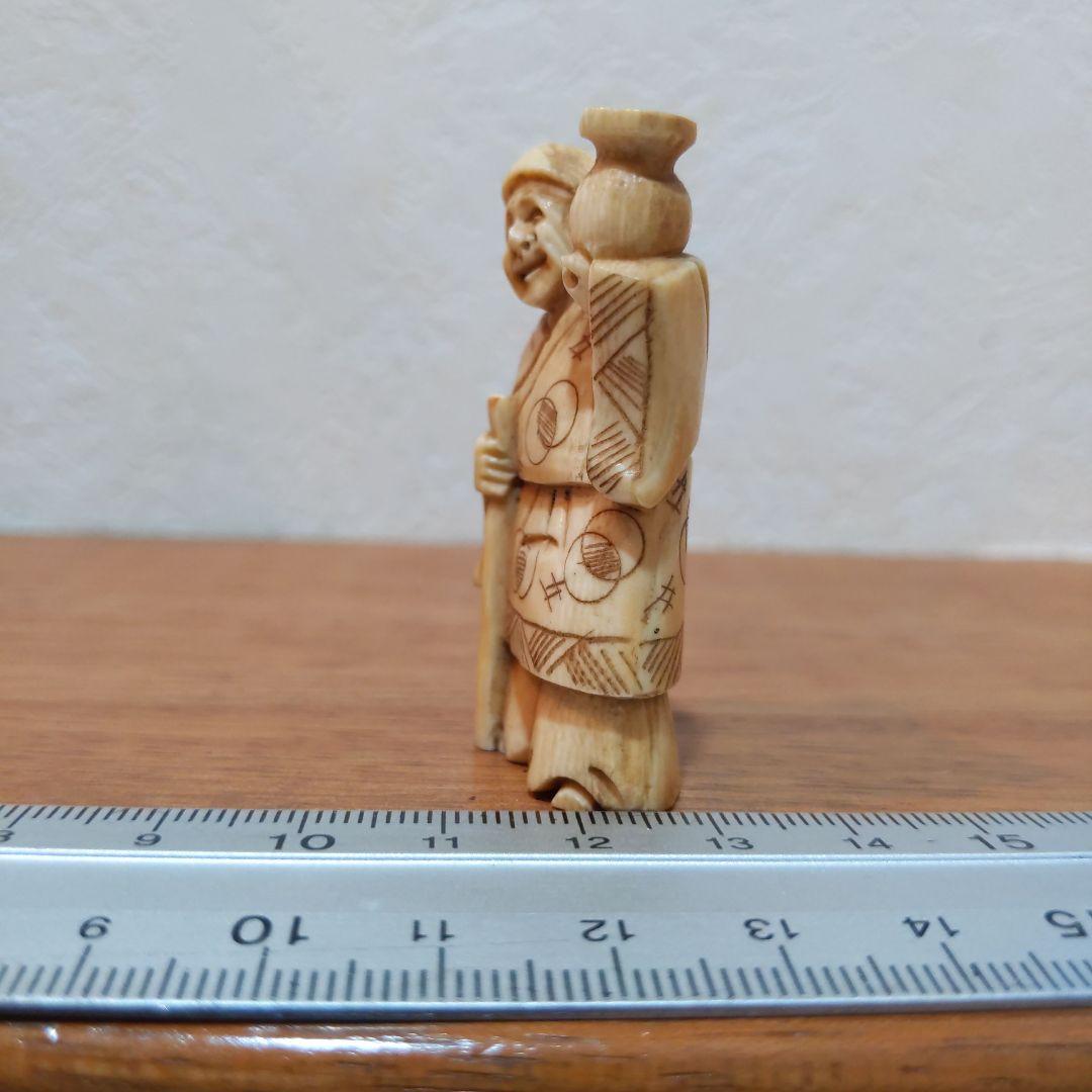 時代提げ物 人物根付 天然素材 在銘【酒器持つ翁】高さ約5.2cm 重さ約19ｇ