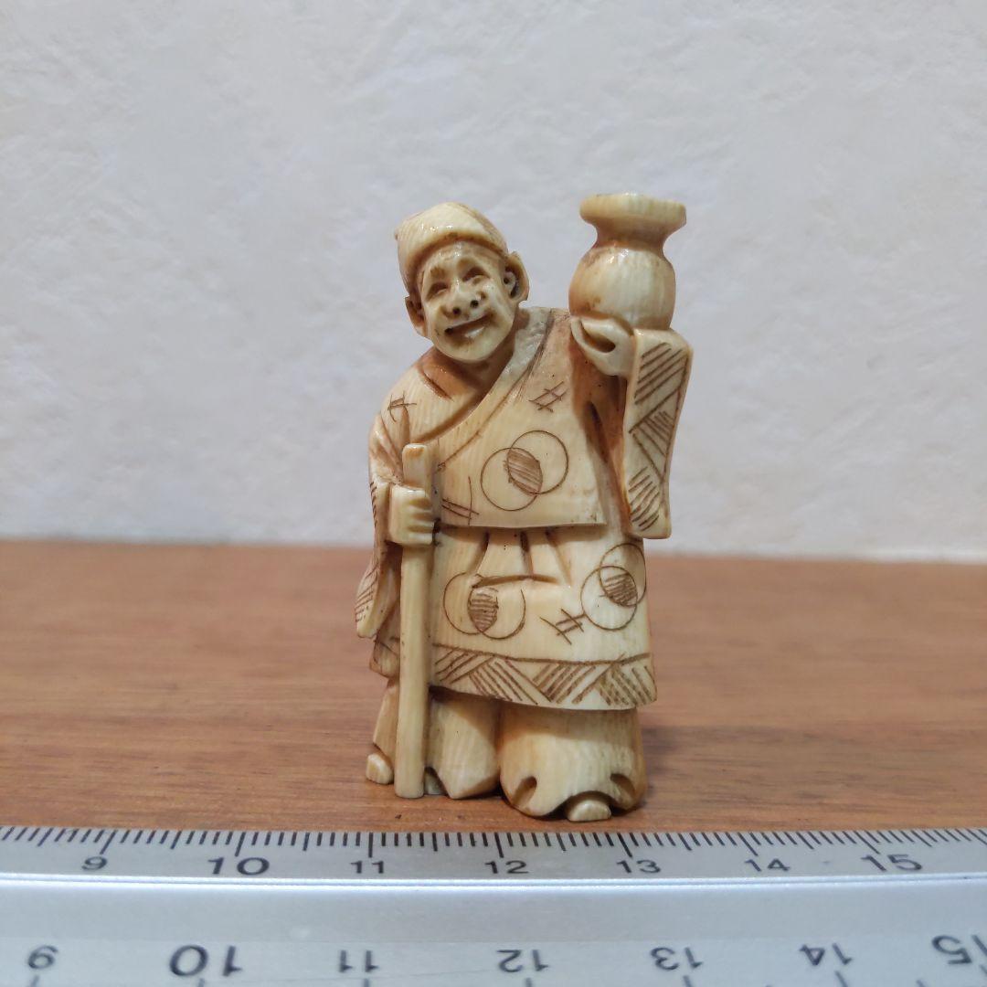 時代提げ物 人物根付 天然素材 在銘【酒器持つ翁】高さ約5.2cm 重さ約19ｇ