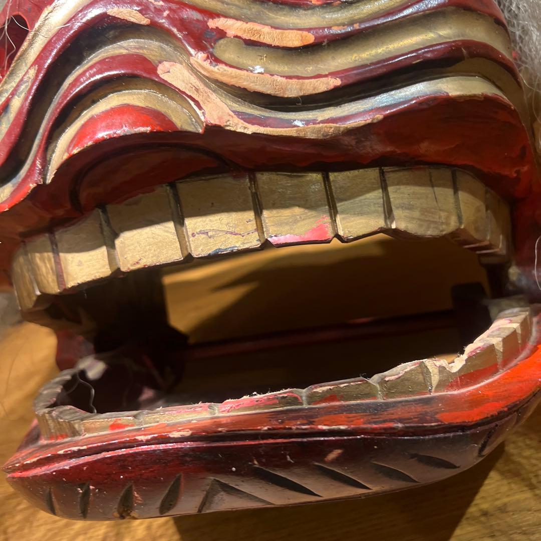 伝統的な赤い木製面 獅子頭