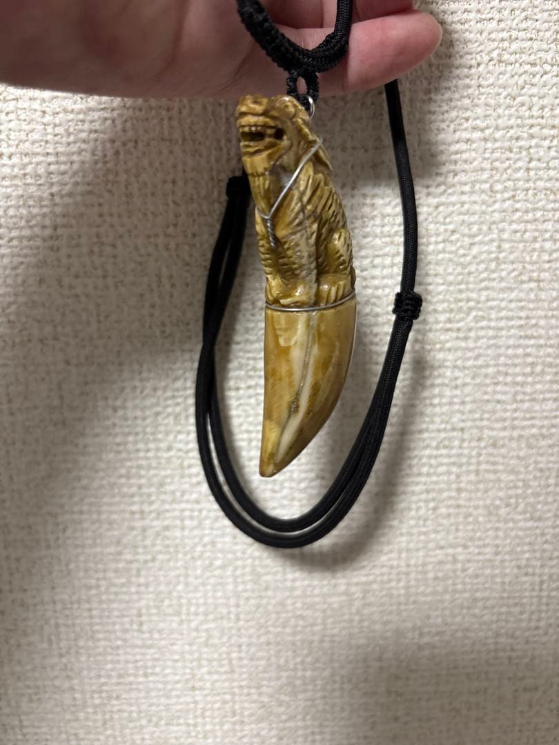 肉食動物　牙　ペンダント　お守り