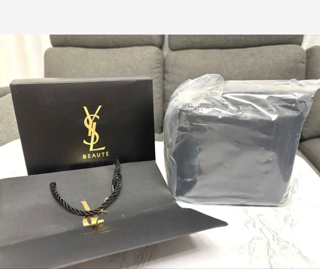 Yves Saint Laurent ブラックショルダーバッグ　バニティ