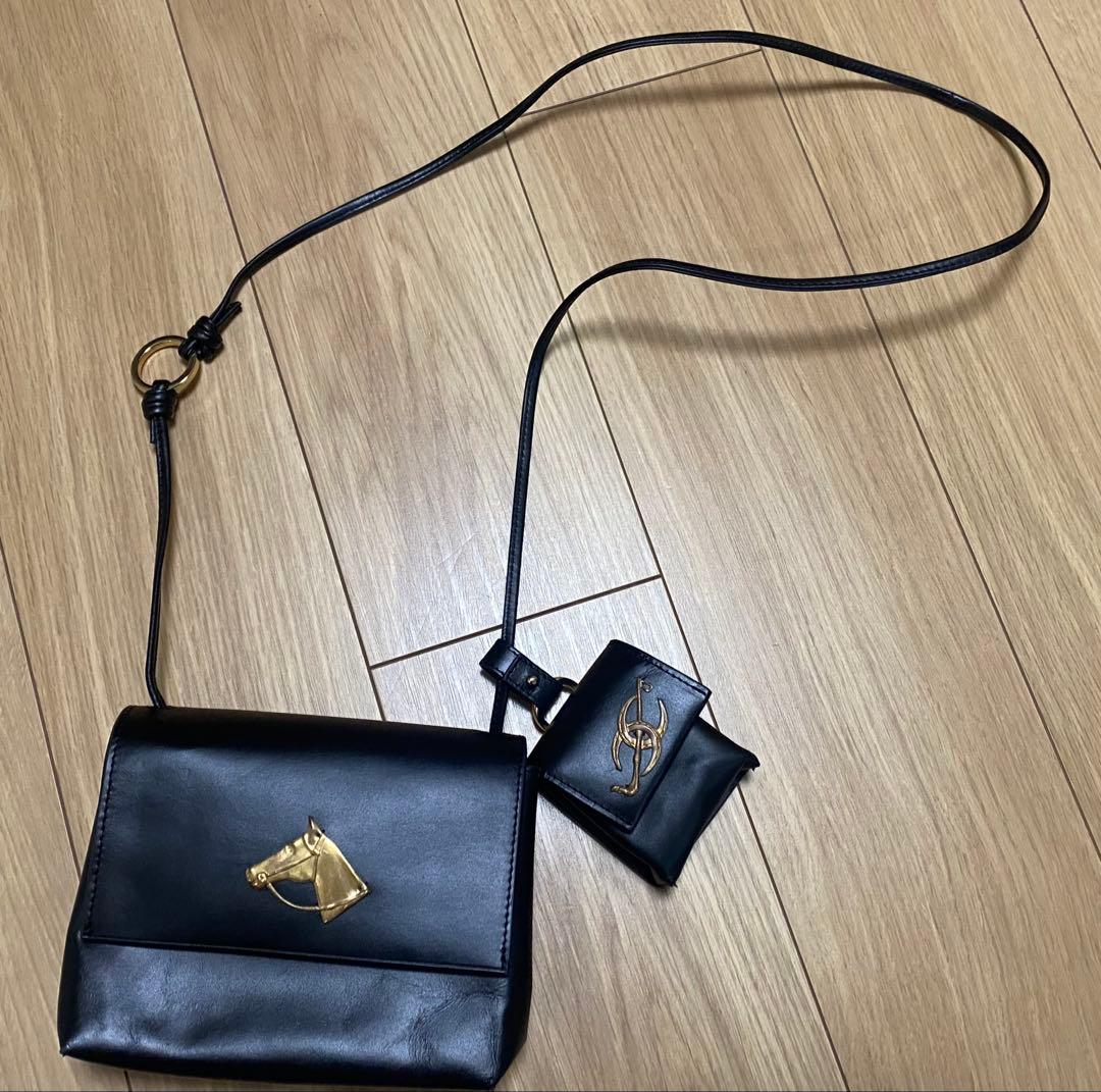 イアパピヨネ　レザー　ミニショルダー　ホース モチーフ　馬　ブラック　チャーム付