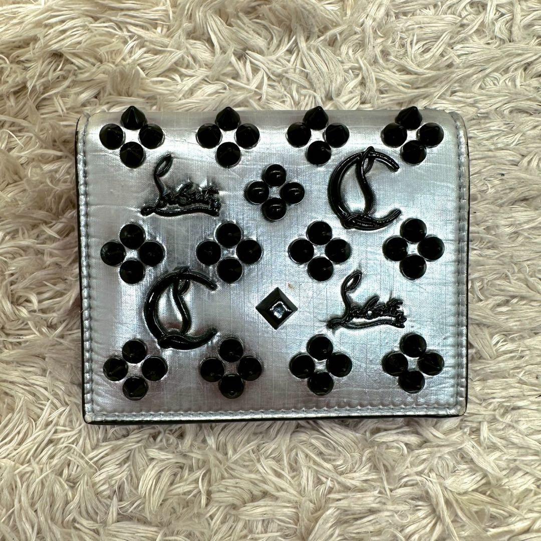 【美品】クリスチャンルブタン 二つ折り財布 シルバー スタッズ ユニセックス