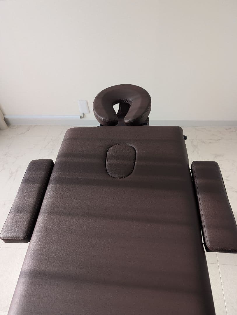ブラウン折りたたみマッサージベッド・施術ベッド