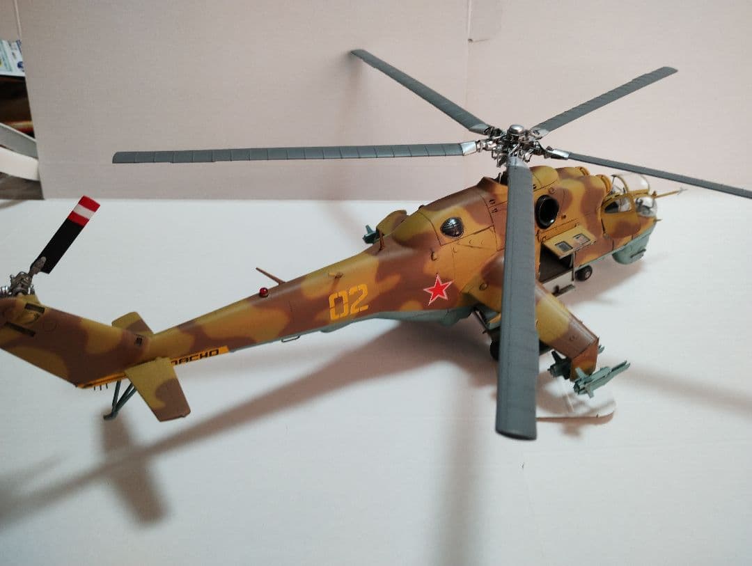 プラモデル完成機　1/48　MIL Mi-24ハインドガンシップ