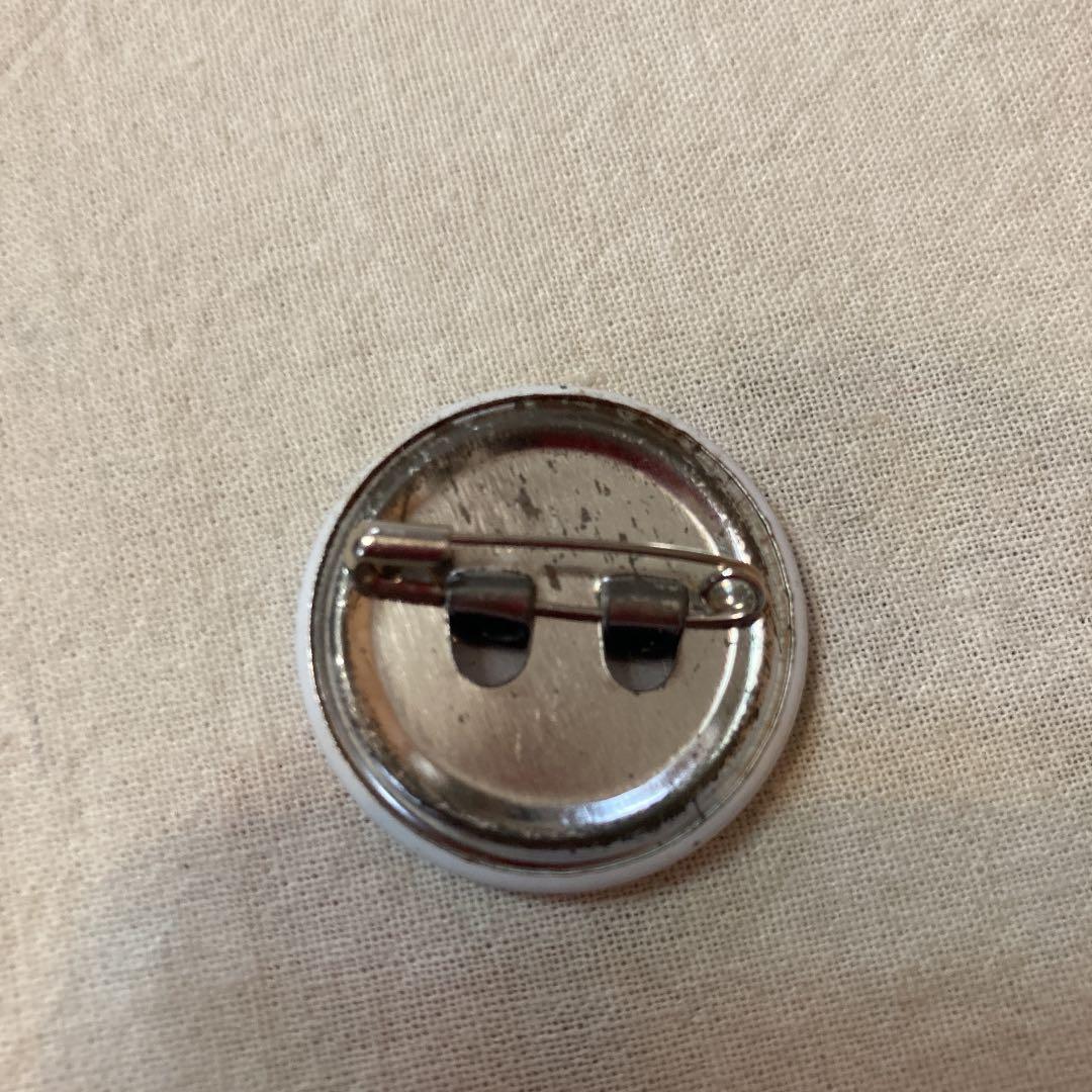 バッジ　the  body  shop レッド　リボン