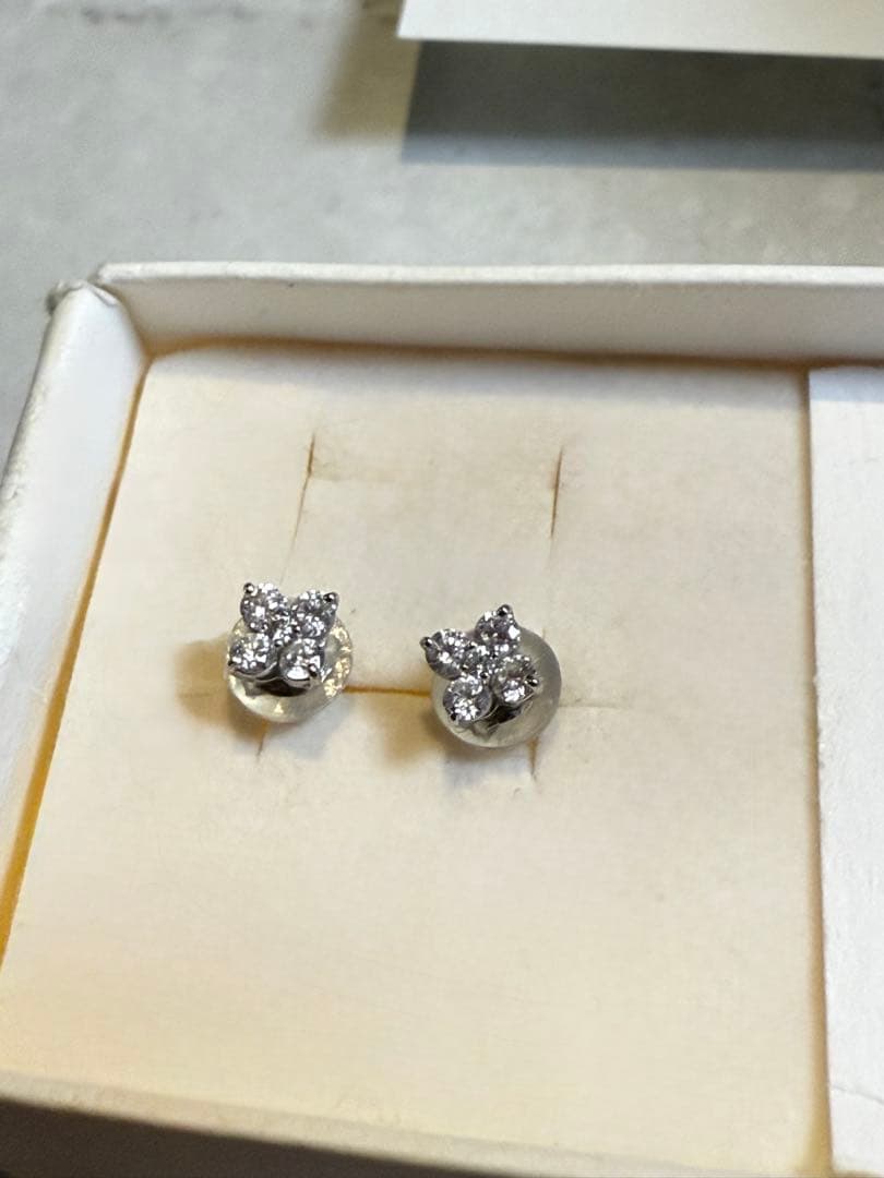 4℃プラチナピアス＜Mサイズ＞品番：111823155006保証書と箱つき