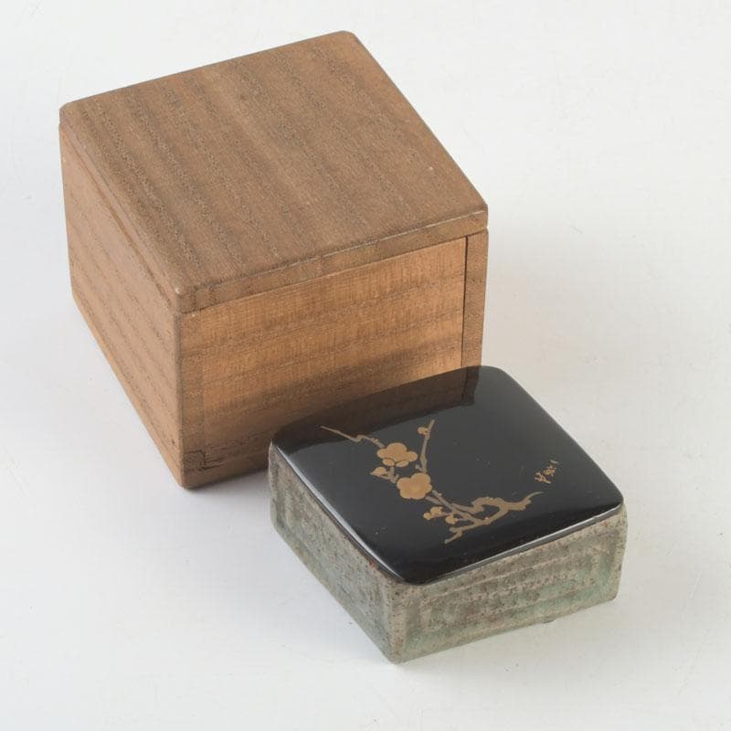 茶道具　青磁　蓋物　香合　梅木蒔絵蓋付　花押あり　時代箱　V　9493