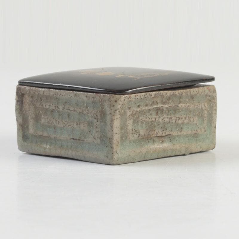 茶道具　青磁　蓋物　香合　梅木蒔絵蓋付　花押あり　時代箱　V　9493