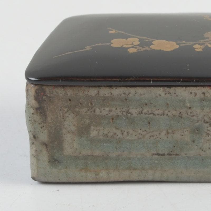 茶道具　青磁　蓋物　香合　梅木蒔絵蓋付　花押あり　時代箱　V　9493