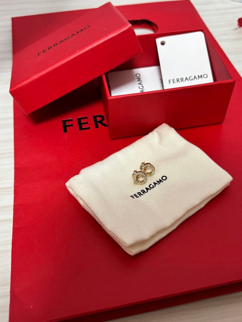 【ショッパー・箱付き】FERRAGAMO ガンチーニ クリスタルピアス