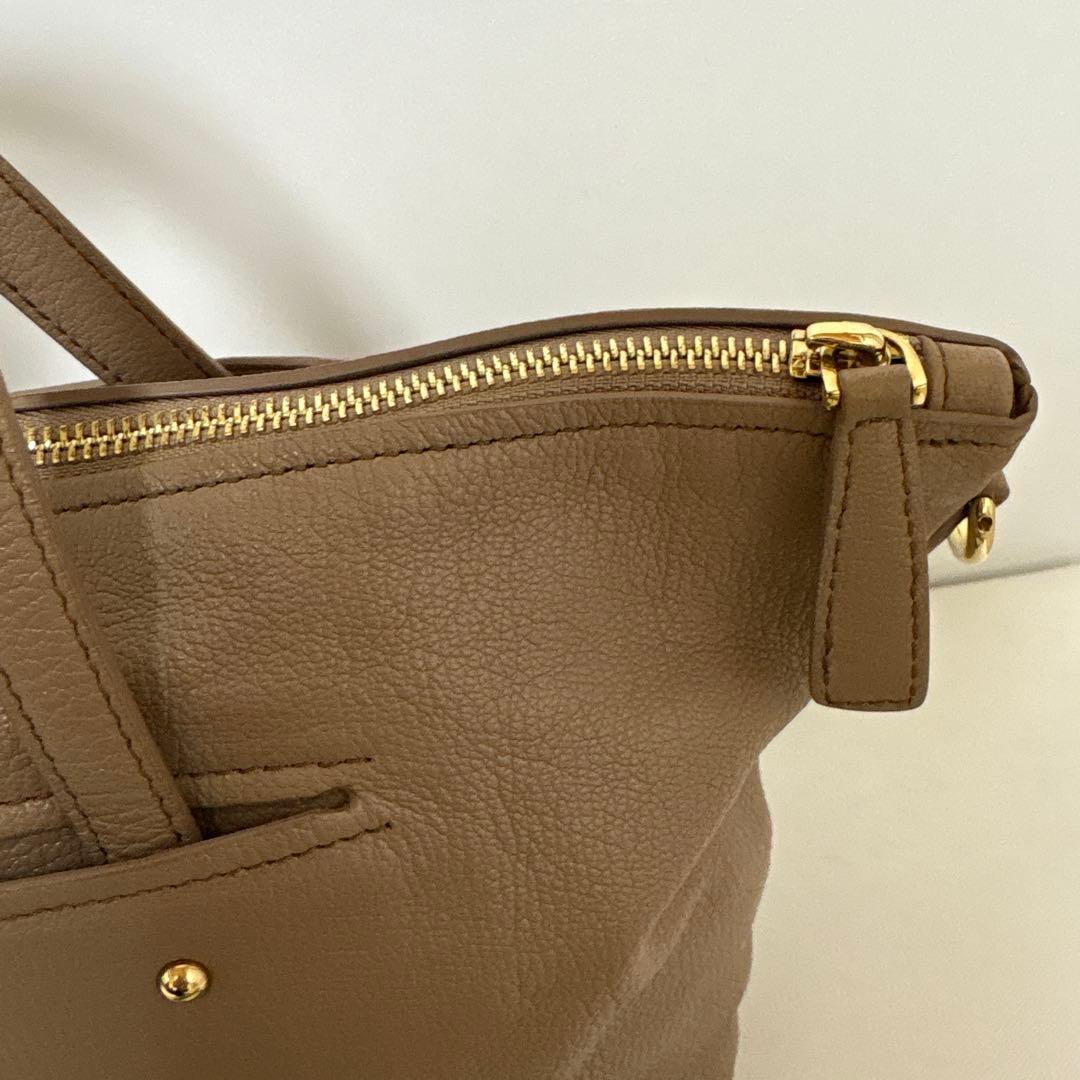 な*a様 フェラガモ　ベージュ レザー ハンドバッグ