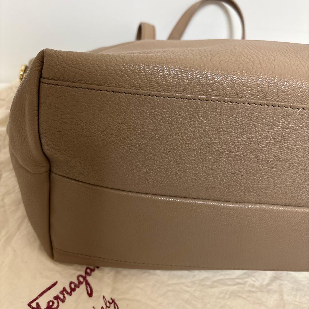 な*a様 フェラガモ　ベージュ レザー ハンドバッグ