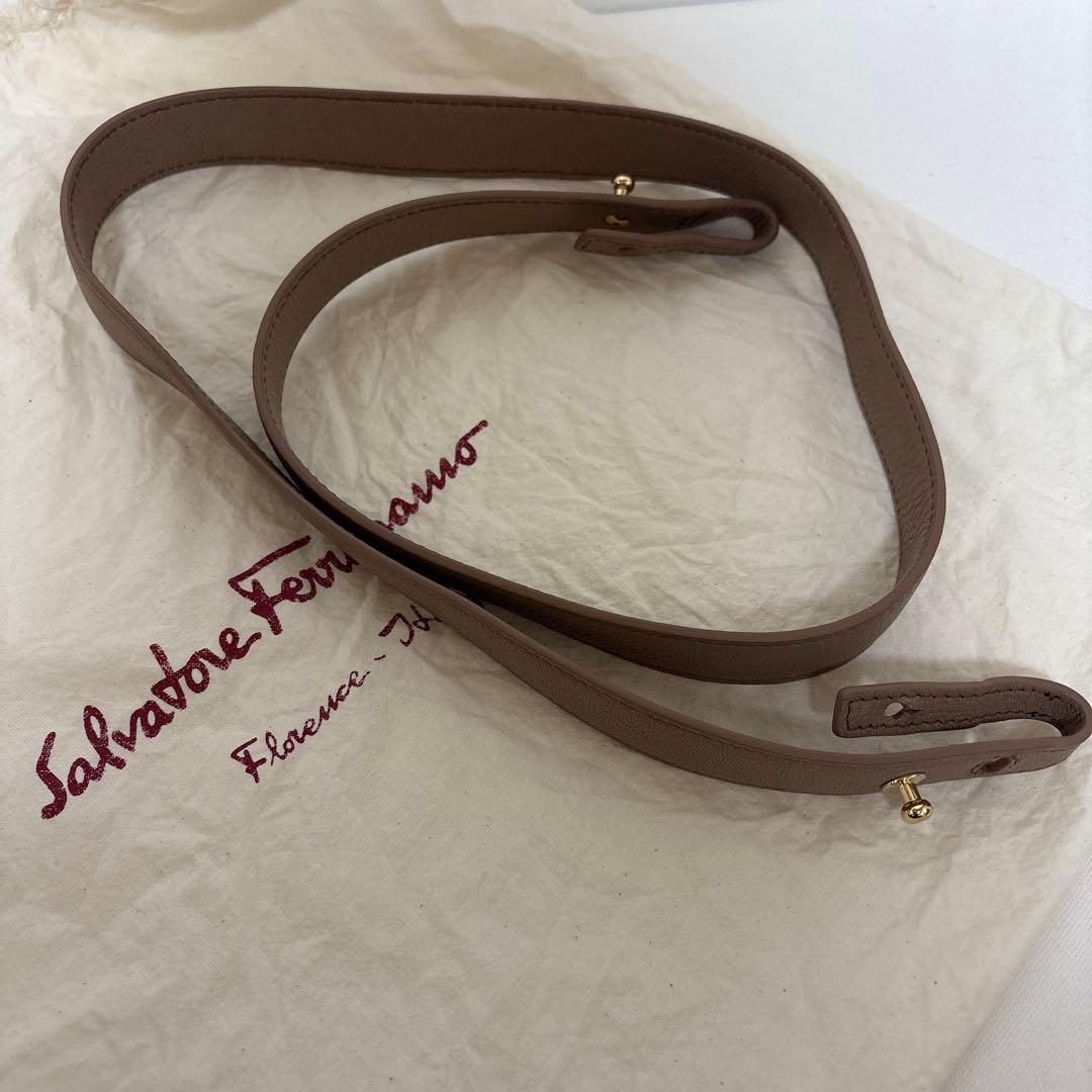 な*a様 フェラガモ　ベージュ レザー ハンドバッグ