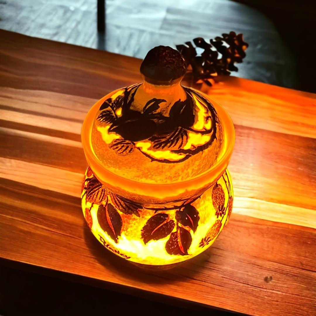 ドームナンシー ポット型　卓上照明　 カメオ彫り　被せガラス ナイトスタンド